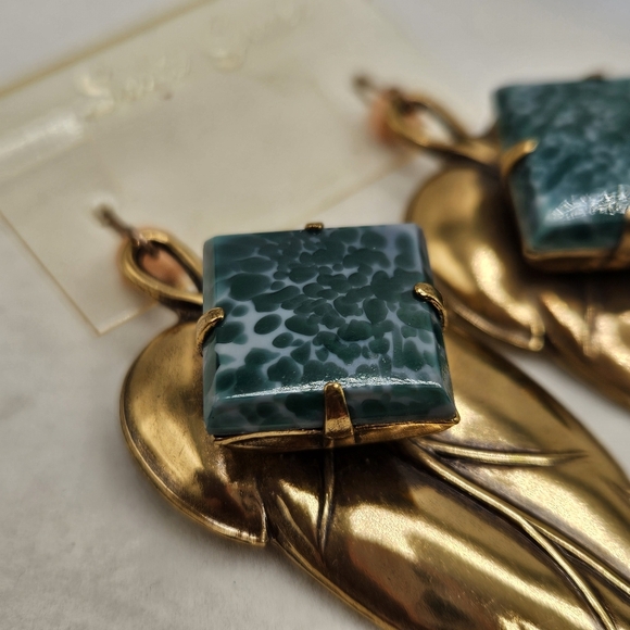 NEW VINTAGE Sadie Green Gold Tone Metal Leaf Statement French Hook Earrings - Picture 4 of 7